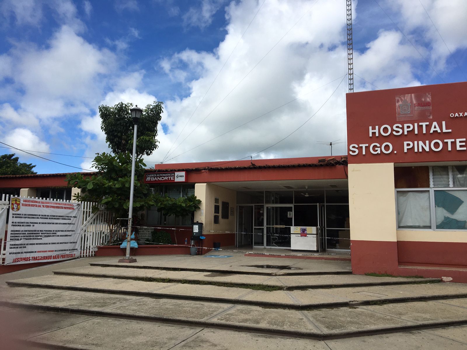 Trabajadores realizan paro laboral en el Centro de Salud de Pinotepa