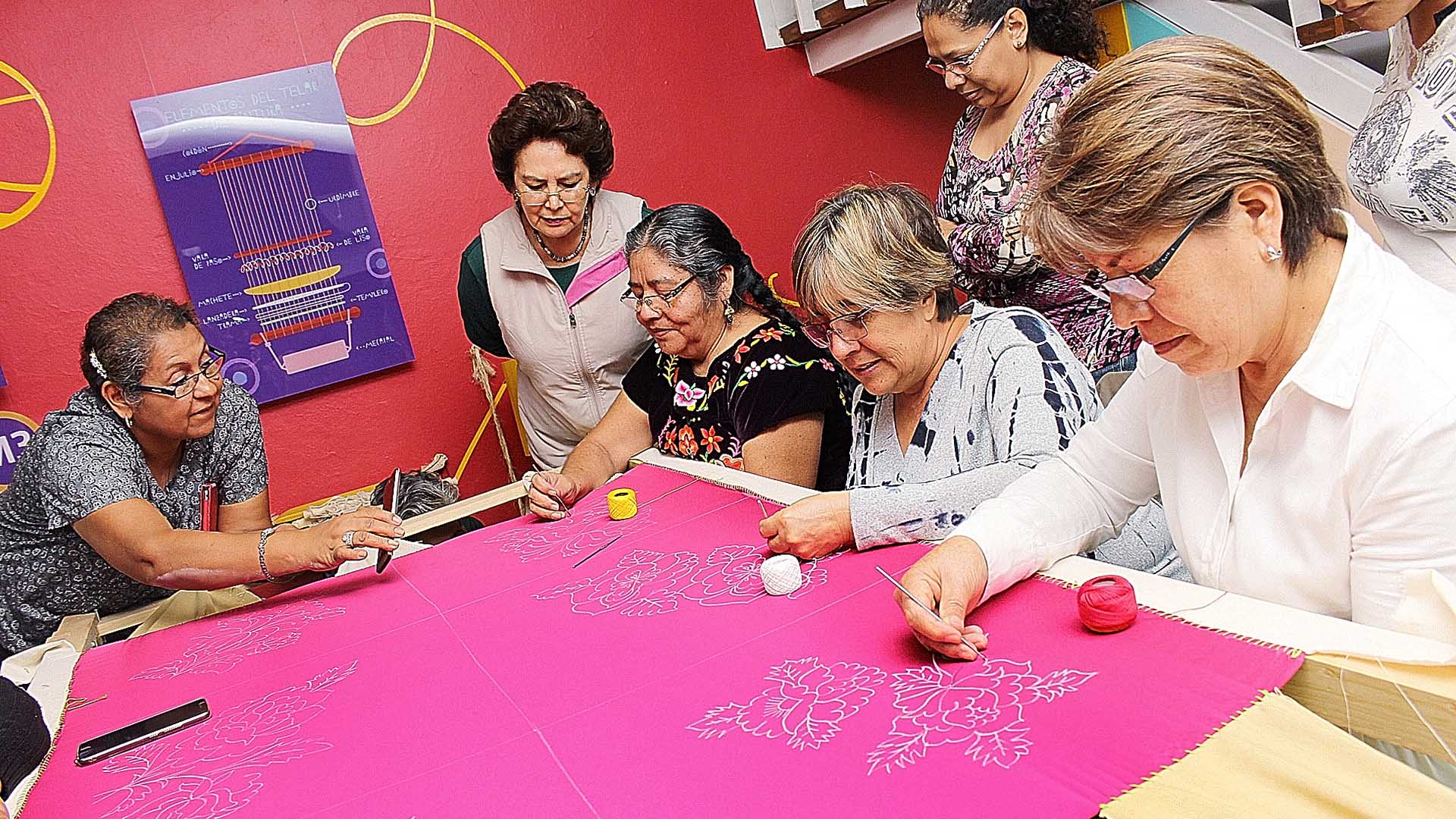 Entre agujas y flores: el bordado istmeño en el Museo Textil de Oaxaca |  NVI Noticias