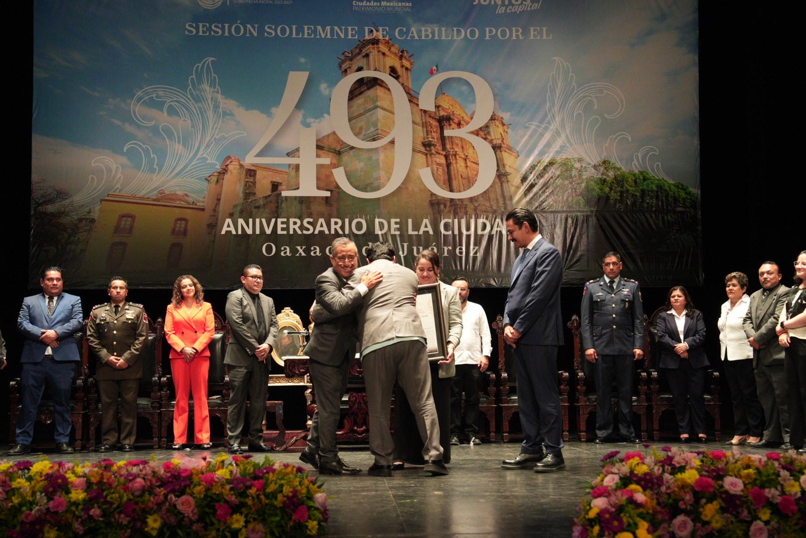 Don Salvador Flores Concha recibe distinción al mérito profesional en ...
