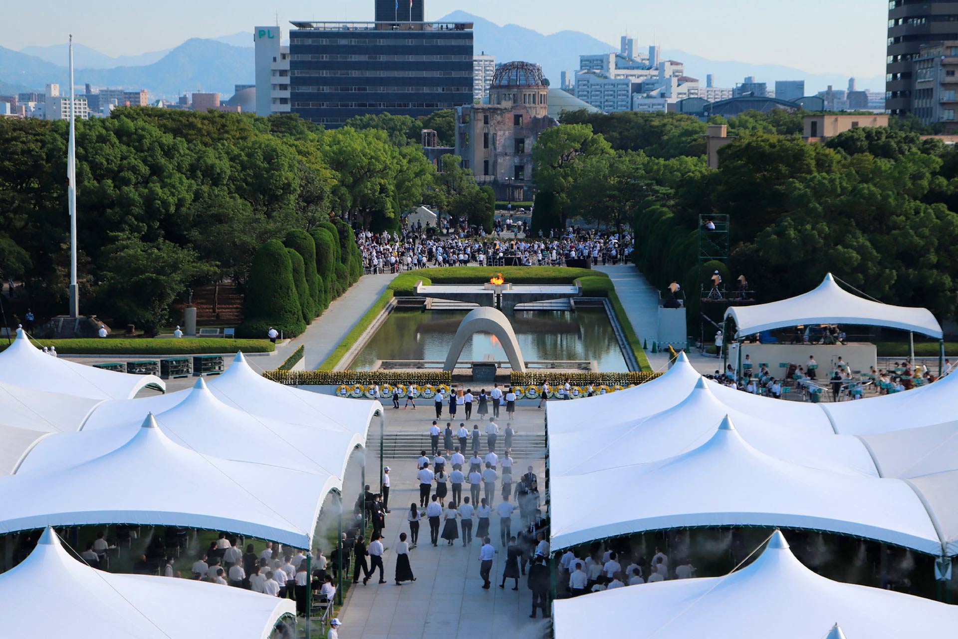 Sobrevivientes y familiares se congregaron en el parque del Memorial de la paz de Hiroshima.