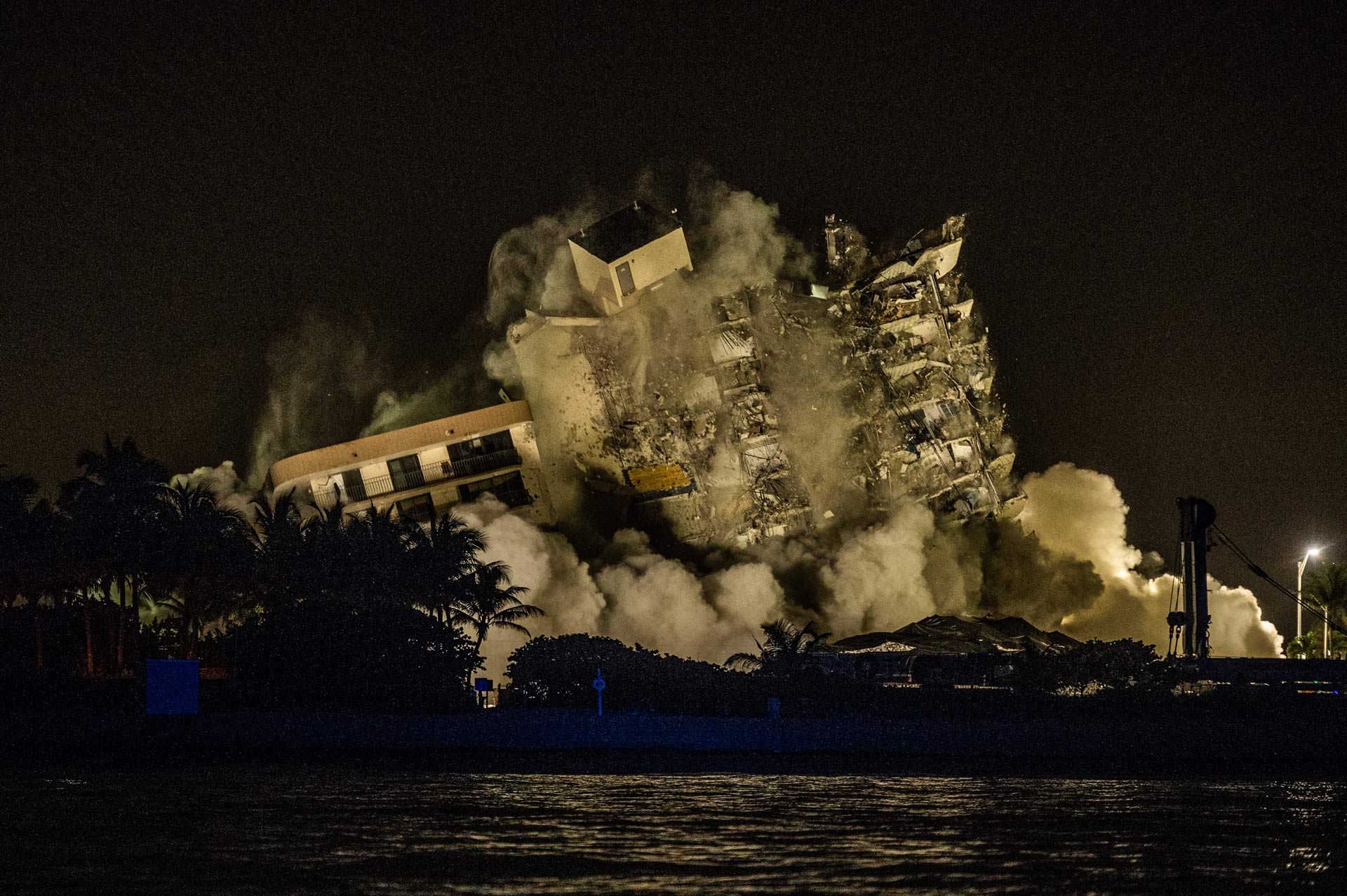 La madrugada de este lunes fue demolido por completo el Champlain Towers South. AFP
