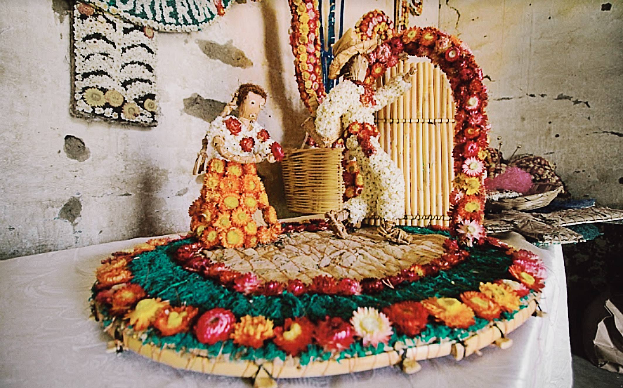 Este trabajo con flores, es una tradición de San Antonino Castillo Velasco.