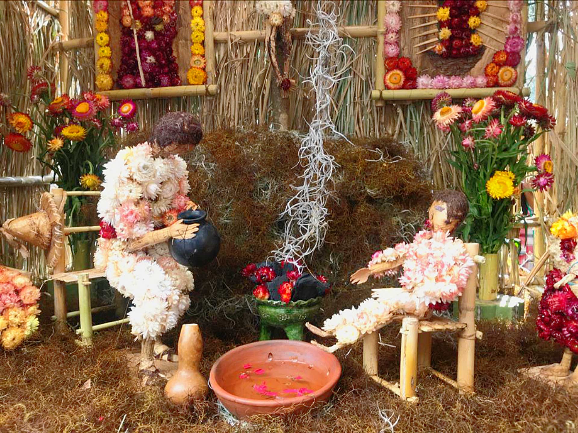 Distintas figuras y adornos se realizan con la flor inmortal.