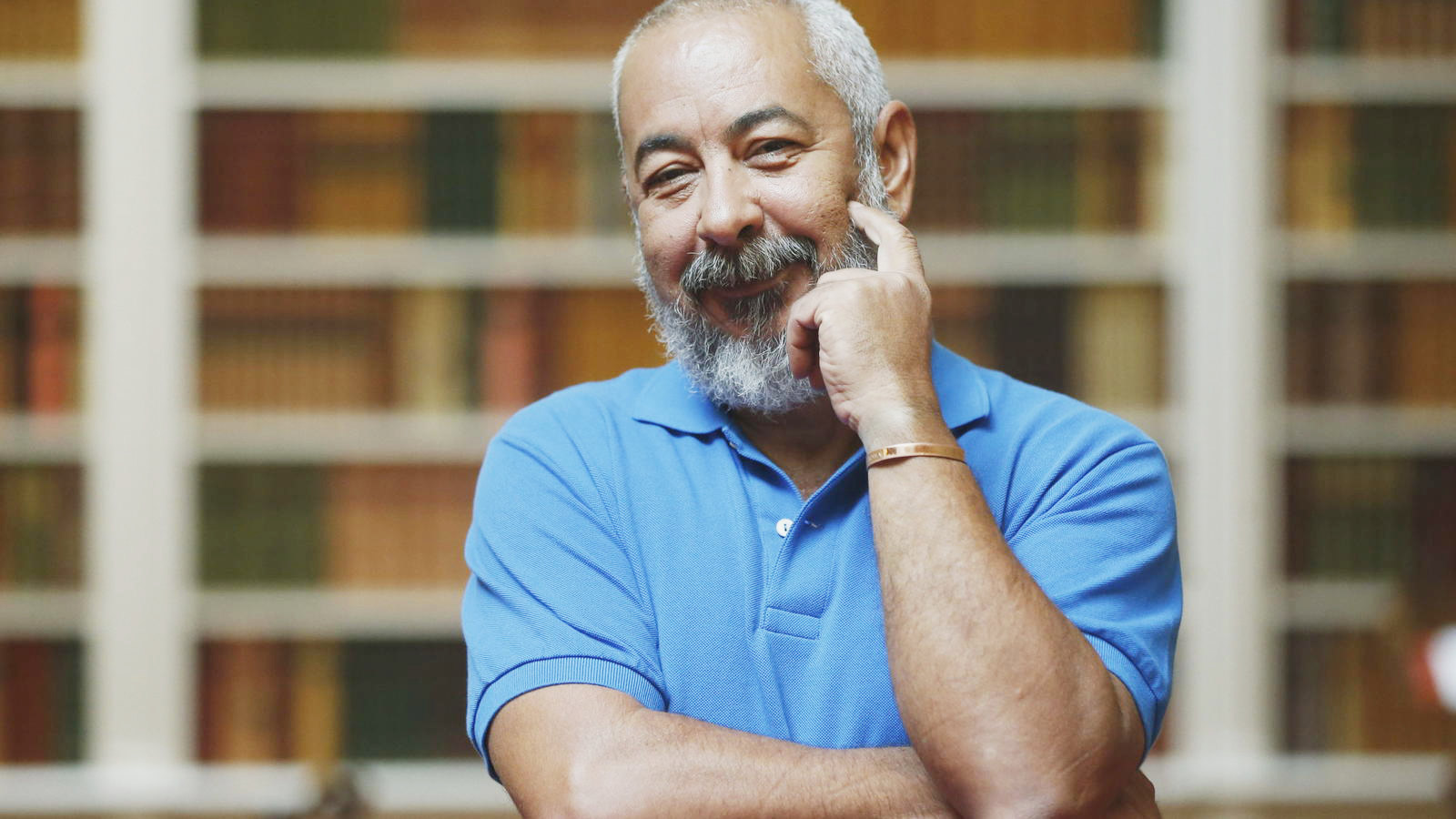 Leonardo Padura es licenciado en Filología, ha trabajado como guionista, periodista y crítico.