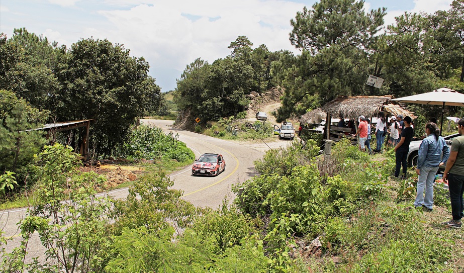 Los aficionados al automovilismo deportivo salieron a la carretera para ver el paso de los bólidos.
