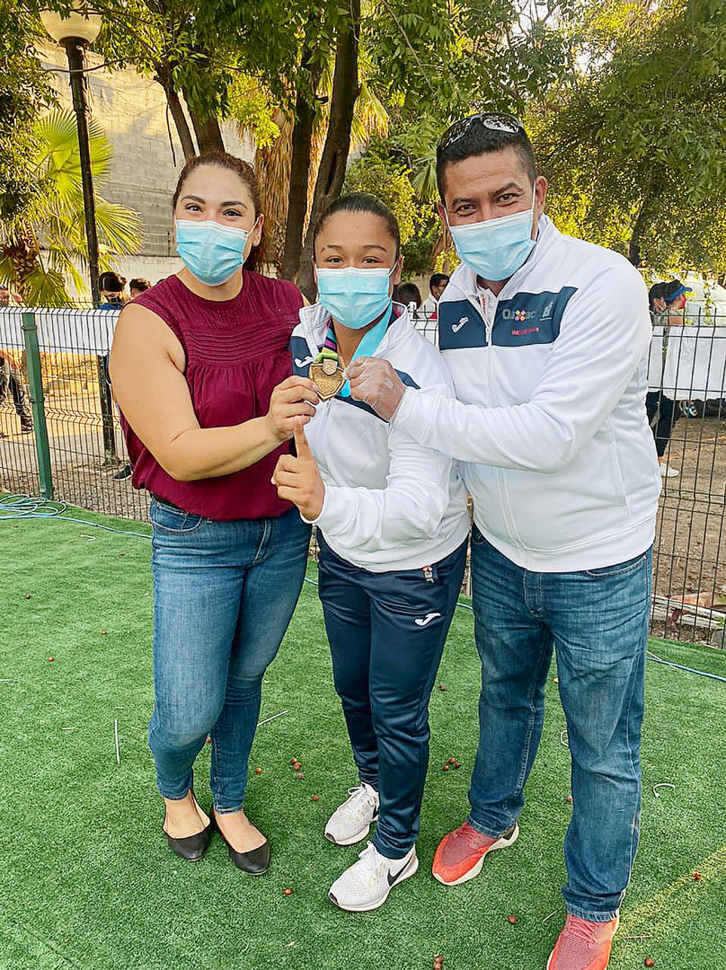 Con su entrenadora en la UANL, Laura Pulido y su entrenador y descubridor en Chahuites, Joaquín Martínez López