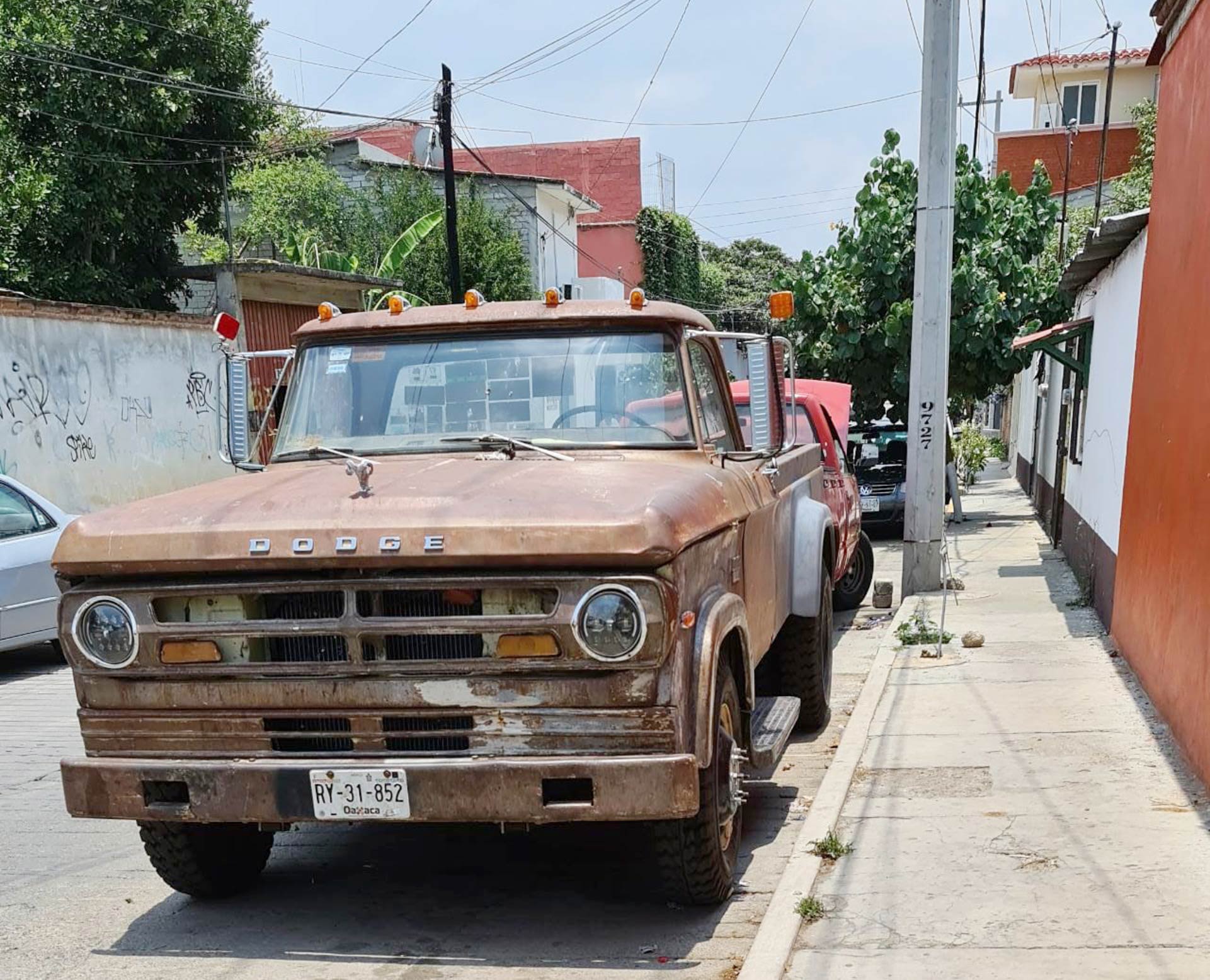 La presencia de unidades de motor en ambos lados de la calle, ha producido problemas constantes a los vecinos.