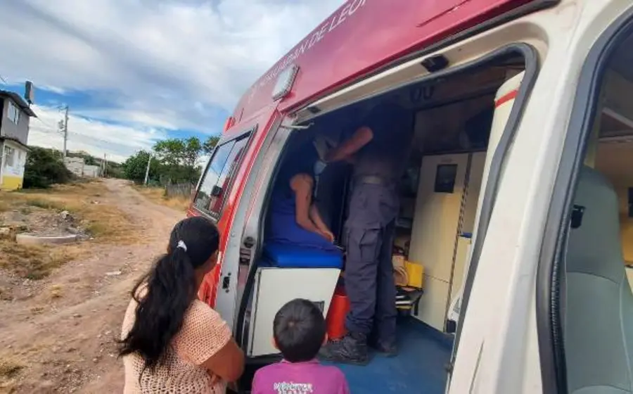 Mujer recibiendo atención médica