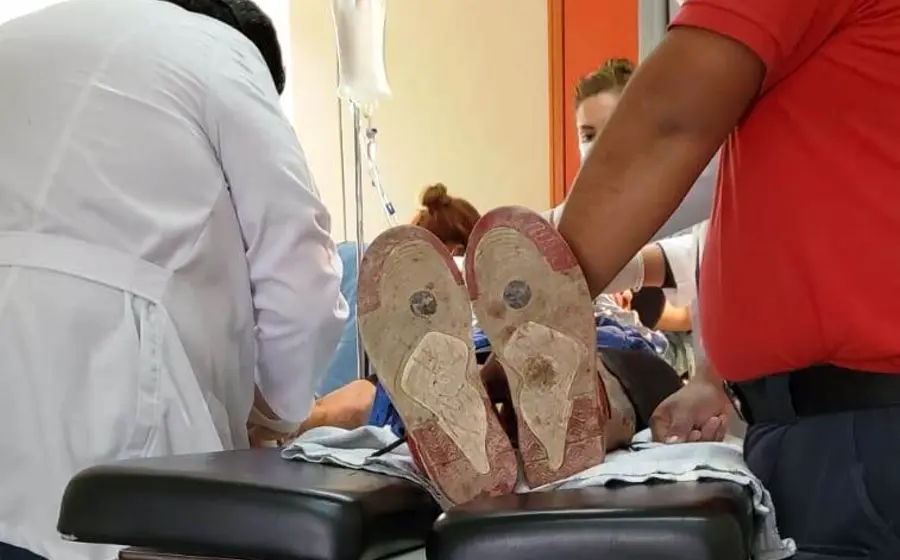 Sujeto recibiendo atención médica