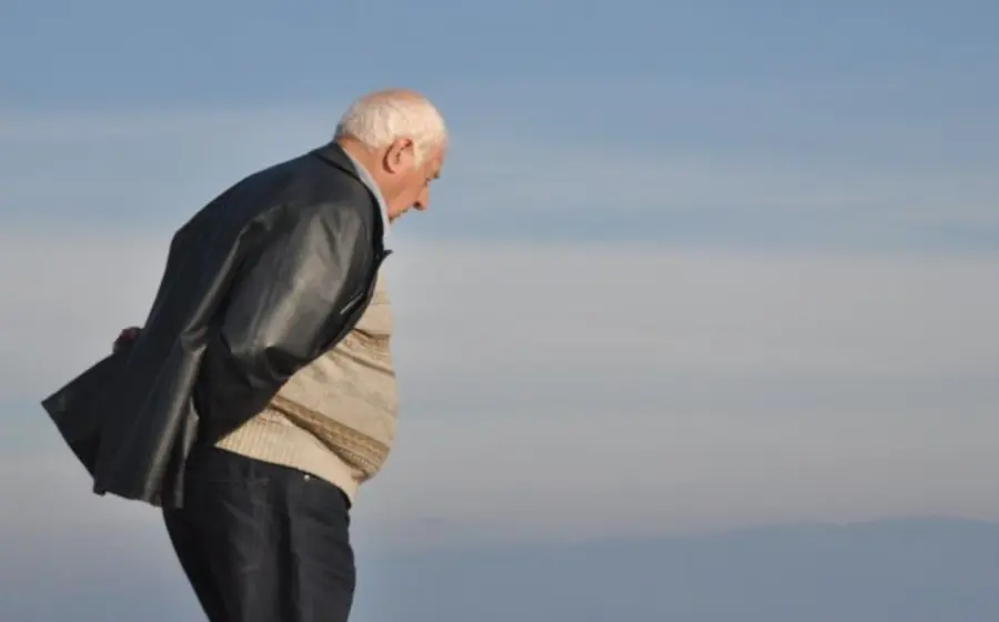 abuelo cuida a nieto 