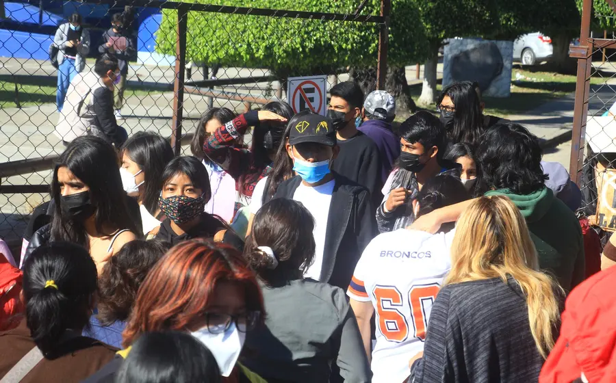 Adolescentes en fila para vacunarse.