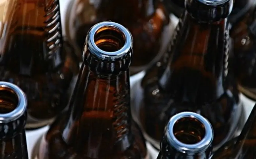 La iniciativa propone que se impriman en los envases, etiquetas y empaques de las bebidas alcohólicas, imágenes o pictogramas de advertencia e impacto preventivo sobre el uso nocivo del alcohol.