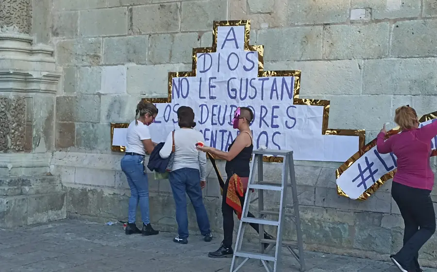 Árbol navideño y patrulla feminista