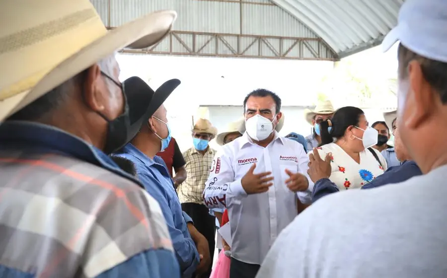 Armando Contreras y militante. 