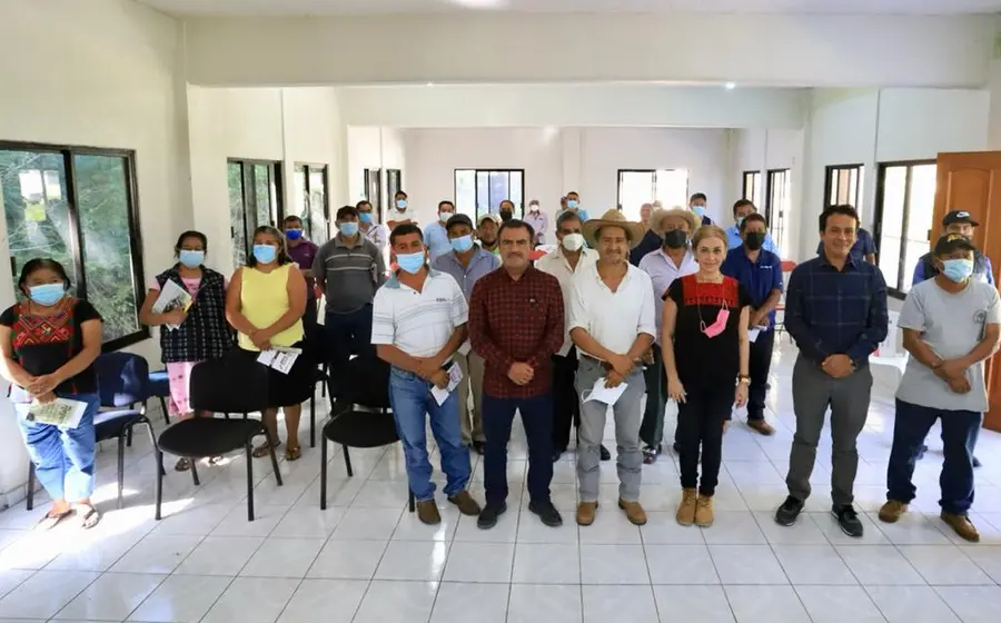 Armando Contreras y militantes.