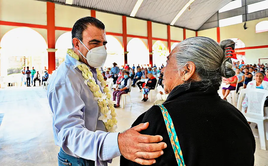 Armando Contreras y militante. 