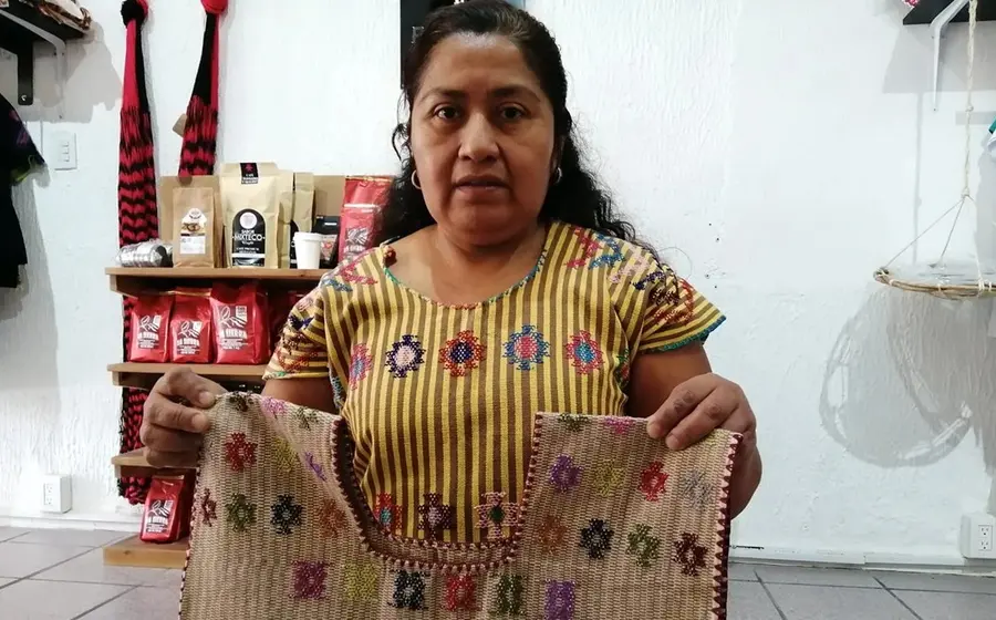 Lamentó que los del SAT la obligaron a pagar 3 mil 706 pesos de impuestos por ropa valorada en 950 dólares.