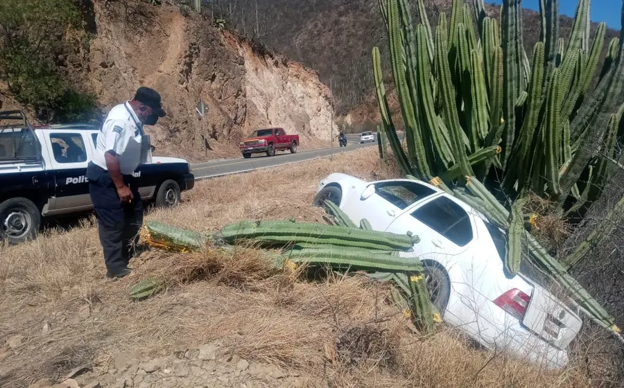 Auto estampado y policía