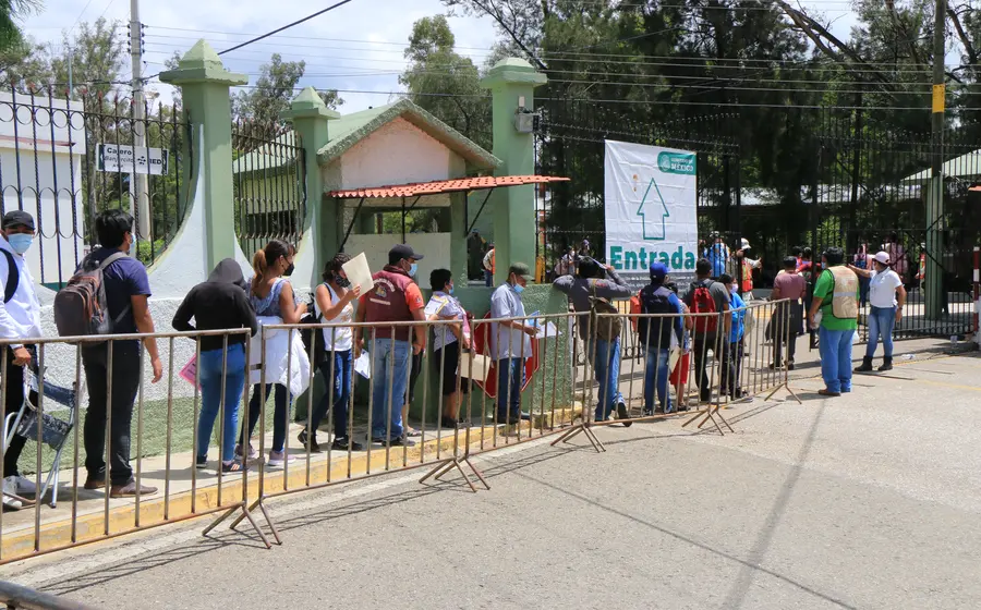 Personas haciendo fila para vacuna