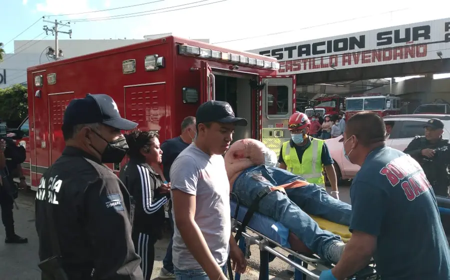 Persona herida en ambulancia.