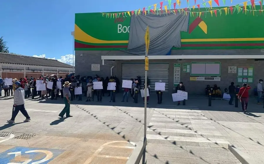 Bloqueo en Nochitxtlán por tienda trasnacional 