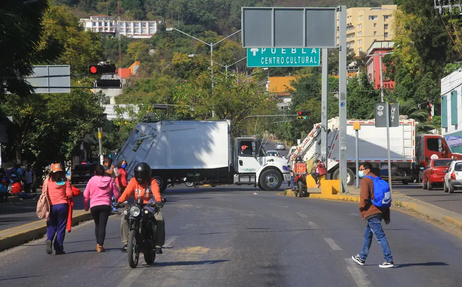 Camiones de basura bloqueando