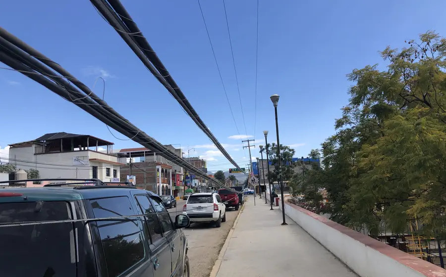 Cables sueltos en Santa Lucía.