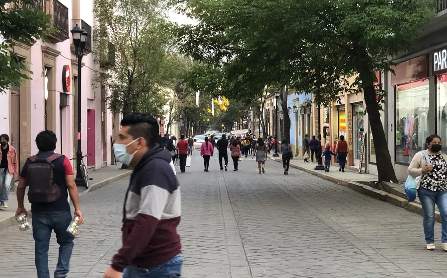 Gente caminando en calles de Oaxaca