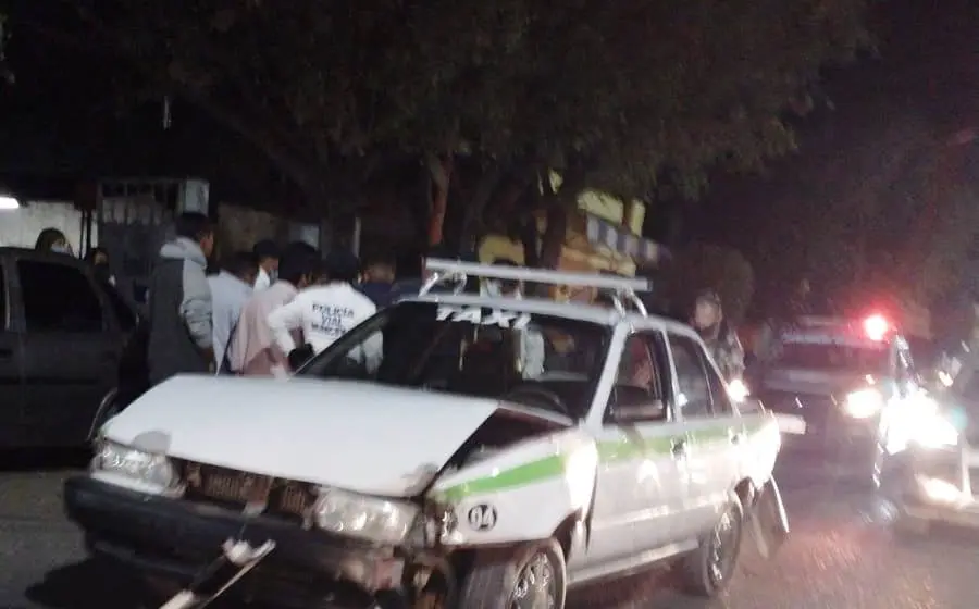 Taxi dañado en carambola