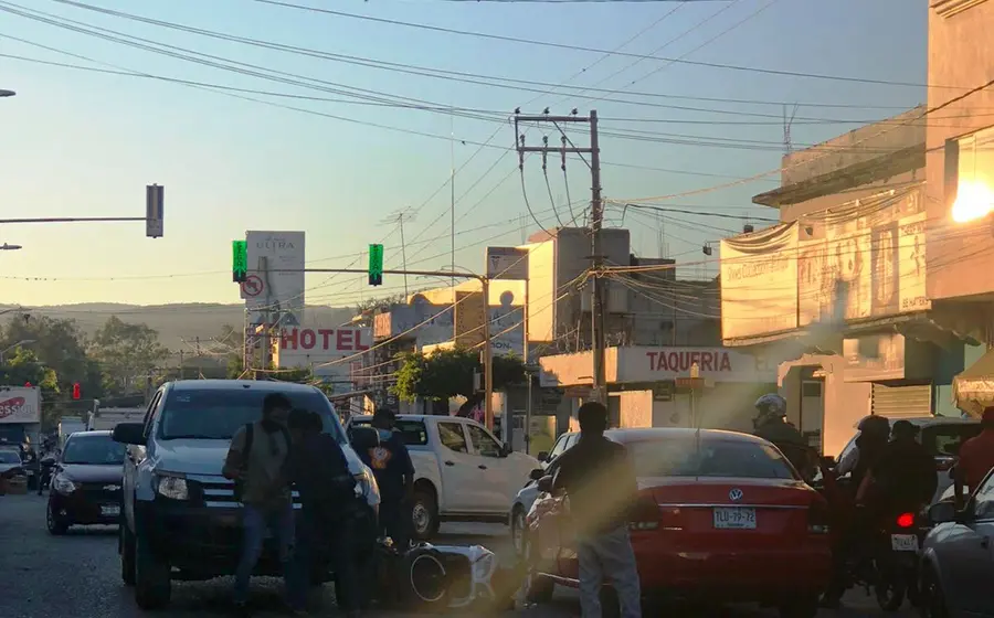 Choque entre vehículos y moto