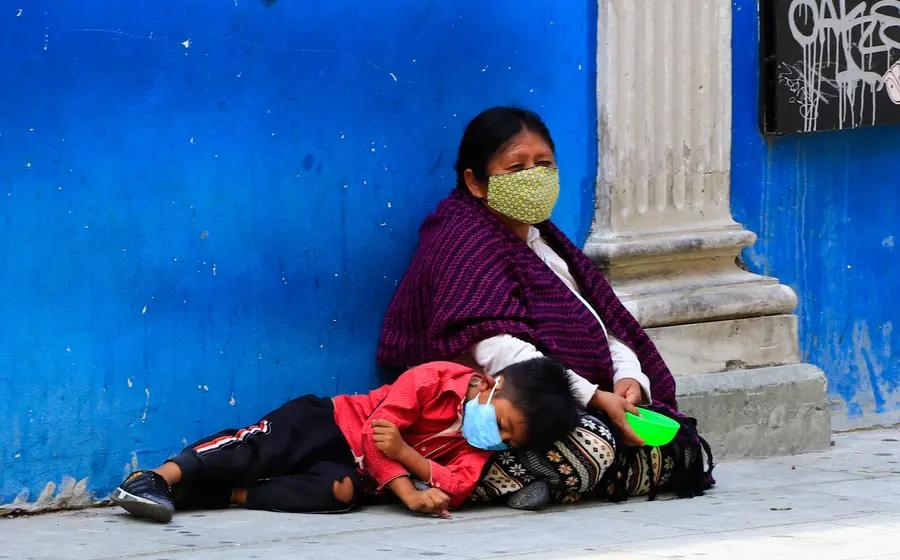 Mujer vendiendo en la calle
