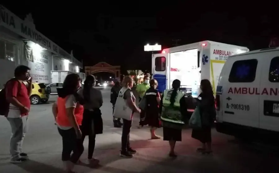 El accidente ocurrió la noche de este sábado cuando un grupo de personas, en su mayoría mujeres y niños, se dirigían a celebrar una “posada”, pero al pasar por el viejo puente colgante que atraviesa el río, se rompió y cayeron al fondo.