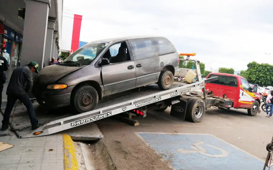 Camioneta choca en Banorte Oaxaca
