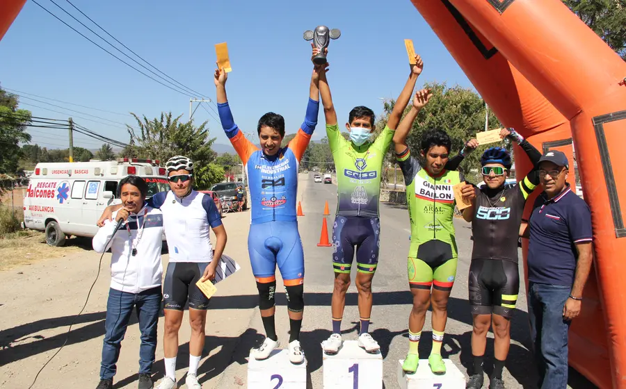 Podio de la categoría élite: Eduardo Díaz (cuarto), Jonathan Reyes (segundo), Uriel Sarabia (primero), Efraín Rendón (tercero) y Hugo Serra (quinto). 