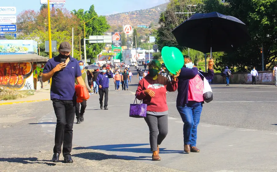 Gente caminando en calles de Oaxaca