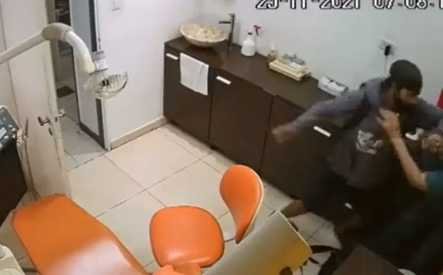 Captura del video donde un ladrón golpe a anciana