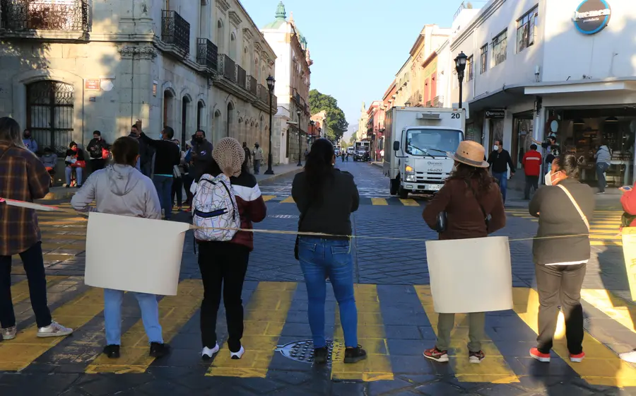 Personas bloqueando calles