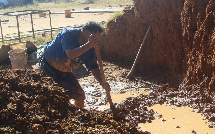 Ladrillero trabajando la tierra