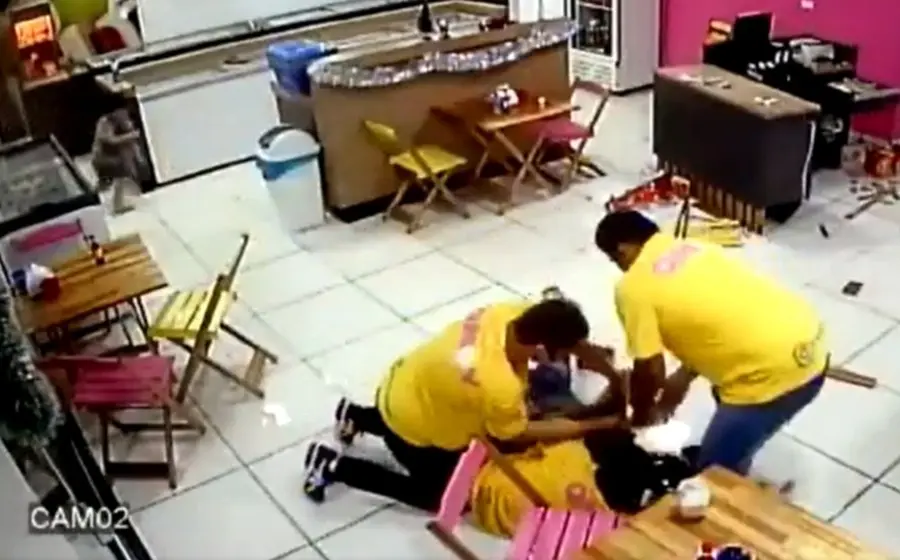 El presunto ladrón ingresa al negocio y amenaza a la cajera, pero otro empleado se percata de la situación y lo toma por sorpresa.