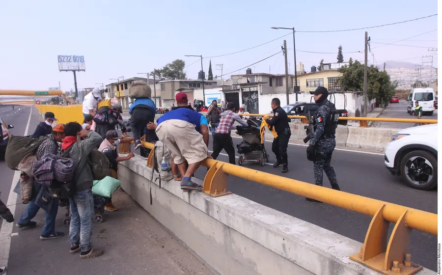 Migrantes contra policías en CDMX
