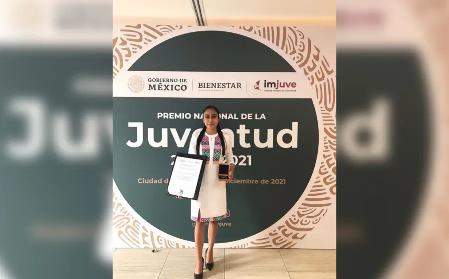 Erika Ruiz y su premio