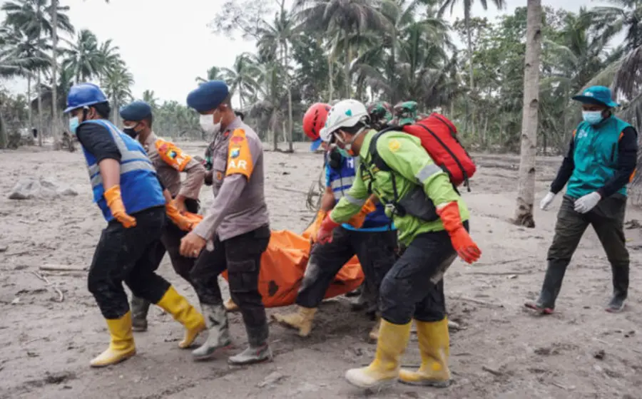 Autoridades indonesias reportan 3,697 personas desplazadas “debido a los daños en sus hogares por los materiales volcánicos”.