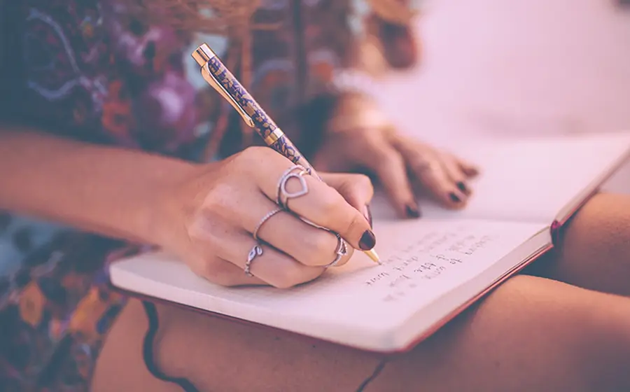 Manos escribiendo