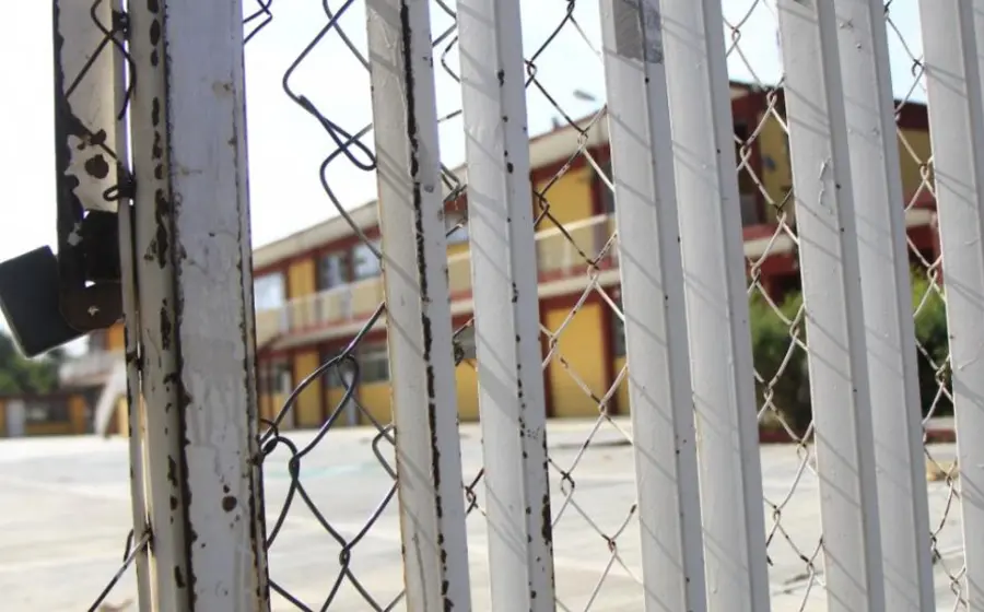 Candado en entrada de escuela