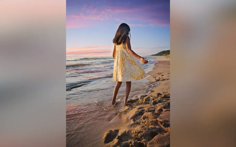 Niña en el mar