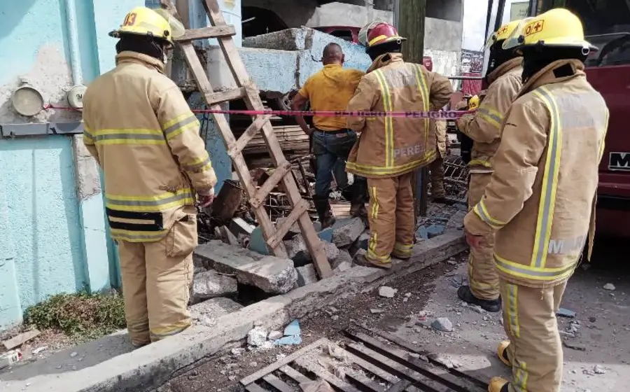 Bomberos en el lugar de la explosión