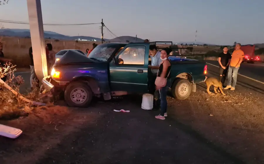 Camioneta chocada contra poste
