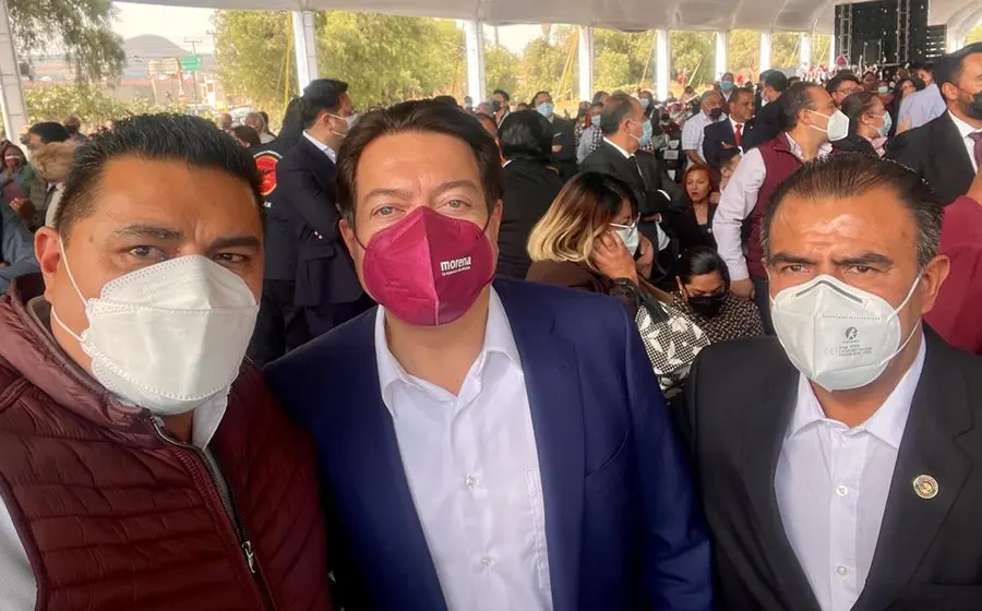 Felipe Arvizu, edil de Ixtapaluca; el presidente de Morena y el diputado Armando Contreras.