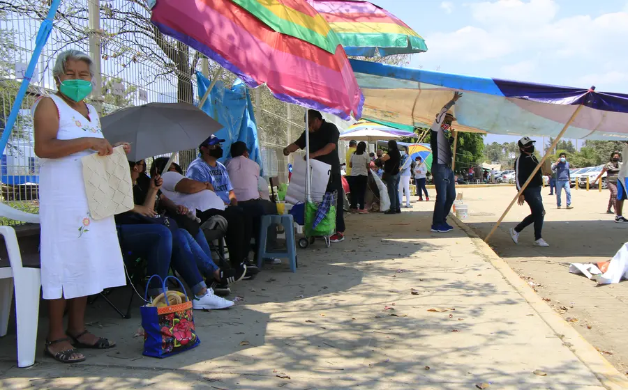 Personas haciendo fila para vacuna