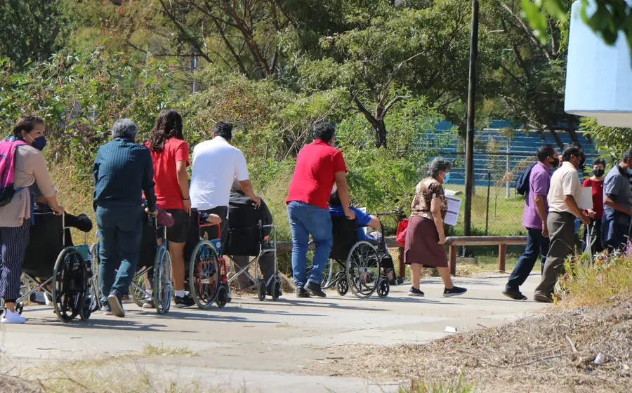 Fila para vacuna de refuerzo.